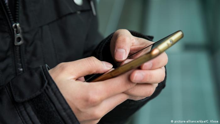 A smartphone in the hands of a man (picture-alliance/dpa/C. Klose)