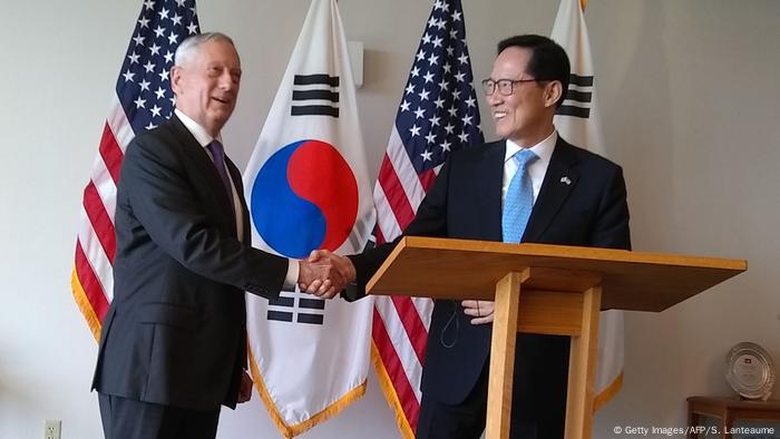 Jim Mattis und Song Young-Moo (Getty Images/AFP/S. Lanteaume)