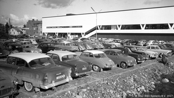 En 1953, Kamprad abrió la primera tienda de IKEA en su ciudad natal de Almhult, Suecia. Un creciente interés por esta mueblería y unas grandes ganancias impulsaron la expansión de IKEA en Escandinavia, primero en Noruega en 1963 y luego en Dinamarca en 1969. 