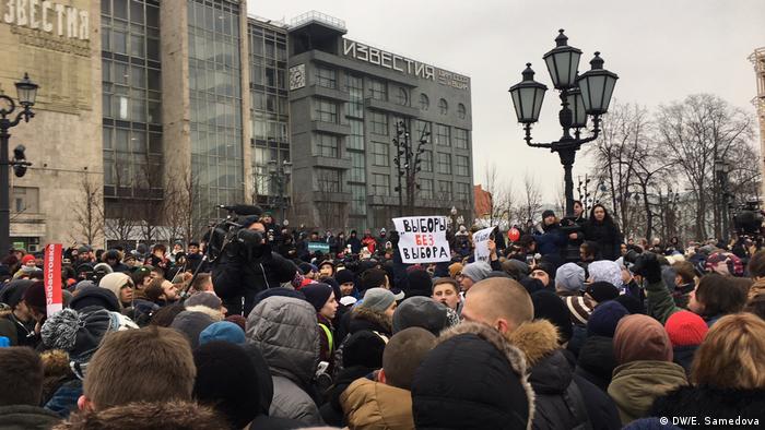 Сторонники Алексея Навального у здания Известий в Москве во время забастовки избирателей.
