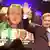 Sauli Niinisto winkend vor einer Videoleinwand (Foto: Getty Images)
