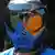 Auf dem Helm eines Paintball-Spielers zeichnet sich in Augenhöhe ein Farbklecks ab Foto dpa