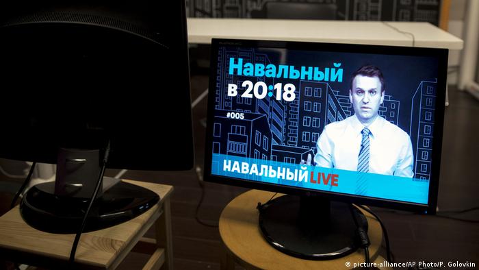 На экране - анонс передачи Навальный Live