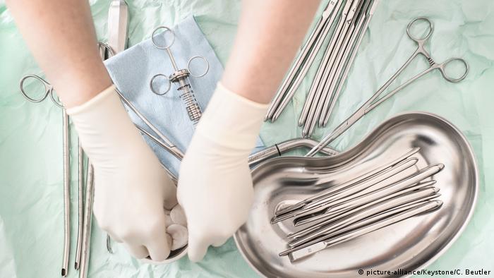 Medicinska sestra sortira instrumente za operaciju