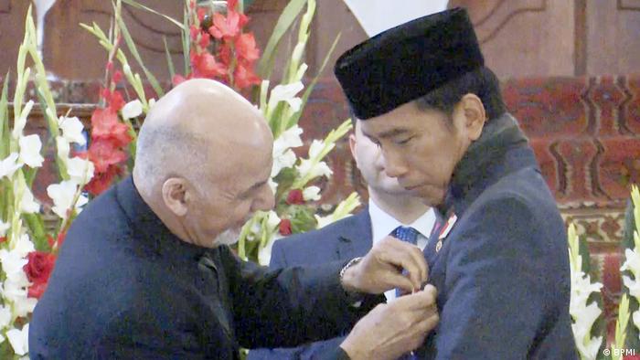 Presiden Afganistan Ashraf Ghani sematkan Medal of Ghazi Amanullah bagi Jokowi