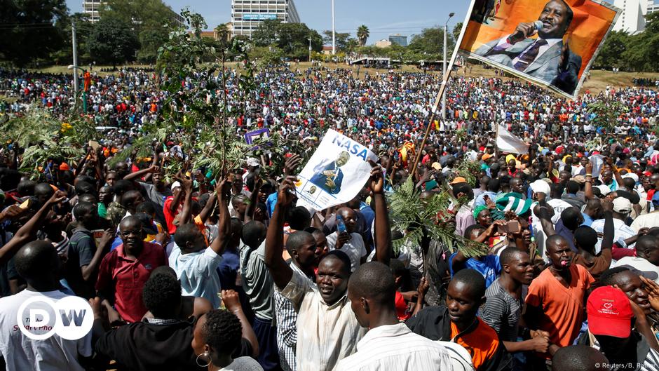 Kenyan opposition leader sworn in 'as people's president' – DW – 01/30/2018