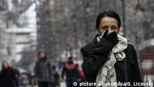 epa05685592 A woman covers her face to protect herself from the air pollution in Skopje, the Former Yugoslav Republic of Macedonia (FYROM), 22 December 2016. The pollution in some parts of Skopje is up to 15 times over the threshold (PM10 particles) and they are one of the most polluted cities in Europe. EPA/GEORGI LICOVSKI |
