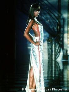 Naomi Campbell posando con un modelo de Versace (archivo)