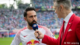 E-Sportler Cihan Yasarlar (l.) im Interview mit Stadionsprecher Tim Thoelke (r.) (Foto: RB Leipzig)