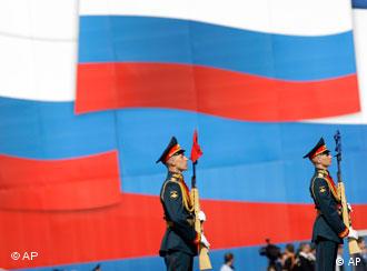 Zwei Soldaten vor russischen Flaggen (Foto: AP)