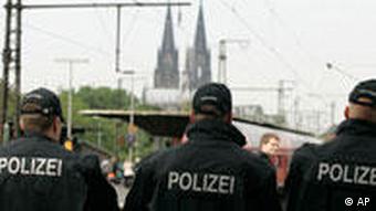 Polizisten am Kölner Hauptbahnhof (Foto: AP)