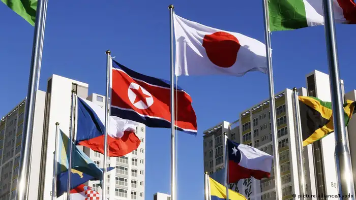 Pyeongchang 2018 - Eröffnung Olympisches Dorf Nordkorea Flagge (picture-alliance/Kyodo)