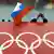 Болельщик с российским флагом над олимпийскими кольцами. Фото из архива 2014 года из Сочи