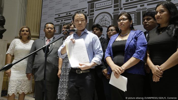 El parlamentario Kenji Fujimori anunció el 31 de enero de 2018 en Lima, Perú, el abandono de 10 congresistas de la bancada del Congreso del partido derechista radical peruano Fuerza Popular.