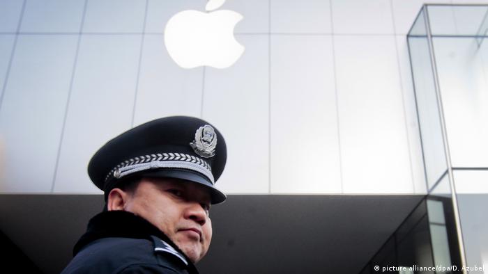 China Polizist vor Apple Store