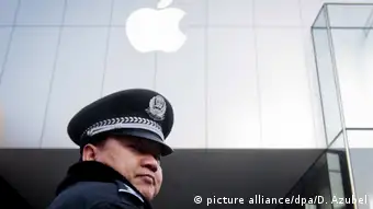 China Polizist vor Apple Store