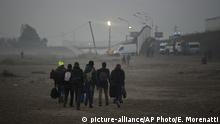 La Policía desmantela campamento de migrantes en Calais