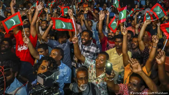 Malediven, Demonstranten der maledivischen Opposition rufen Parolen, die während eines Protestes die Freilassung politischer Gefangener fordern