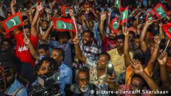 Malediven, Demonstranten der maledivischen Opposition rufen Parolen, die während eines Protestes die Freilassung politischer Gefangener fordern