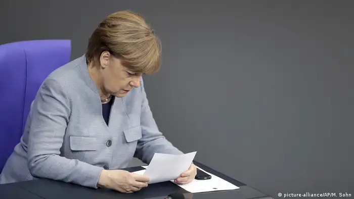 Bundestag Parlament Angela Merkel liest