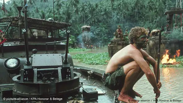 Filmszene aus "Apocalypse Now" - Mann auf Boot in Vietnam (picture alliance/KPA)