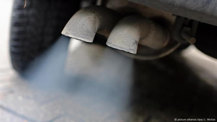 Abgase strömen aus dem Auspuff eines Autos mit Dieselmotor Abgase strömen aus dem Auspuff eines Autos mit Dieselmotor