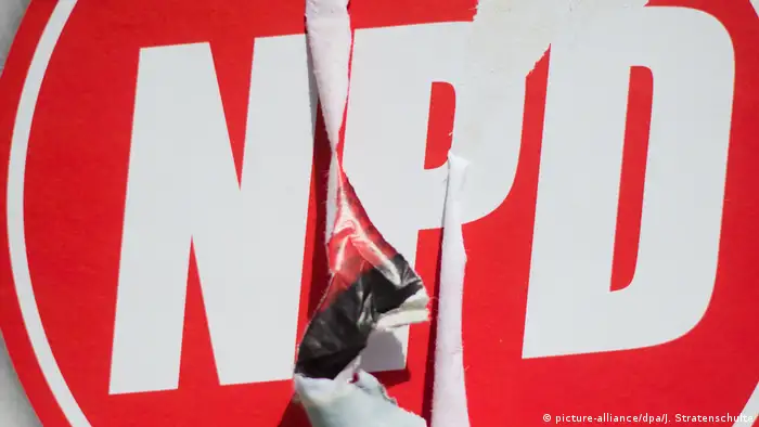 Deutschland NPD zerstörtes Wahlplakat Symbolbild