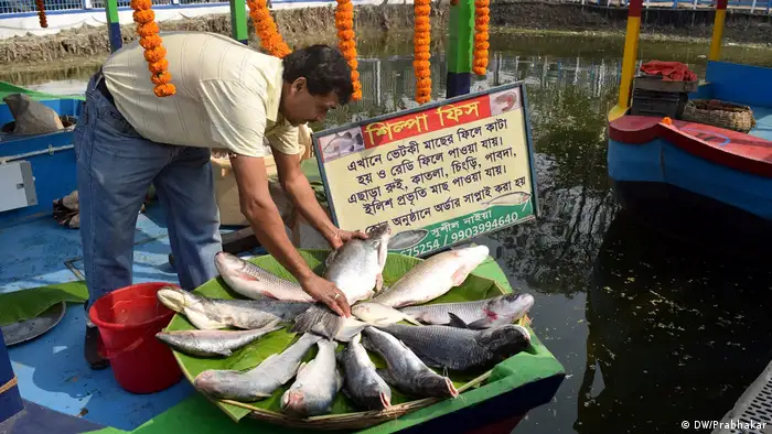 Indien Kolkata schwimmende Märkte (DW/Prabhakar)