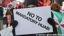 Protestor holds a sign saying 'No to Mandatory Hijab' as hundreds of Canadians take part in a protest against the Islamic Republic of Iran in Toronto, Ontario, Canada, on January 06, 2018. Protestors showed their solidarity with anti-government demonstrators in Iran and their support of a national uprising of the Iranian people. Protesters called for a regime change for social justice and freedom and democracy in Iran. There was a also a call that power in Iran be returned to Reza Pahlavi, the former Crown Prince of Iran and the last heir apparent to the defunct throne of the Imperial State of Iran and the current head of the exiled House of Pahlavi. (Photo by Creative Touch Imaging Ltd./NurPhoto) | Keine Weitergabe an Wiederverkäufer.