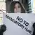 Участница акции протеста в Канаде против обязательного ношения хиджаба в Иране