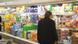 Покупатель выбирает молочные продукты Покупатель выбирает молочные продукты