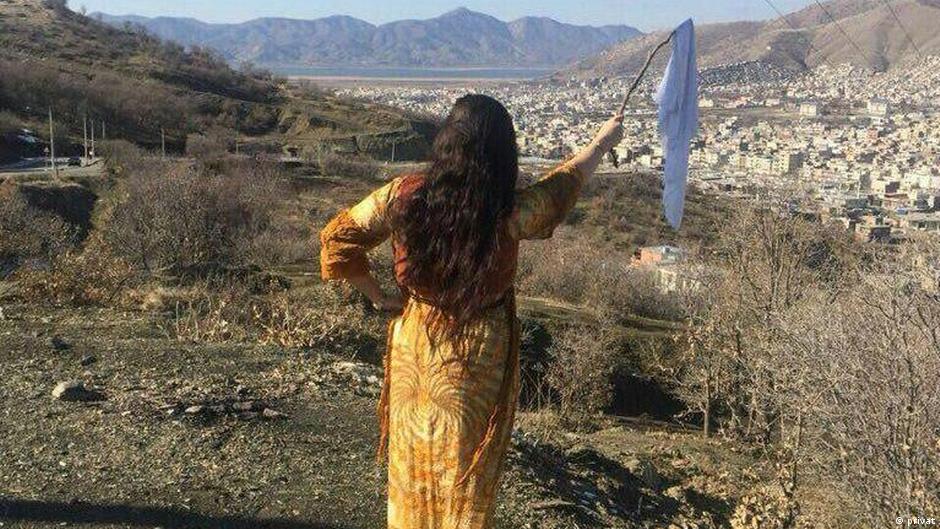 Iranian women defiant against compulsory hijab | Asia | An in-depth look at news from across the continent | DW - Vimarsana News