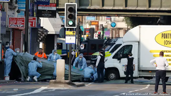 Authorities remove a van that struck pedestrians near a mosque at Finsbury Park in north London. (picture-alliance/AP Photo/F. Augstein)