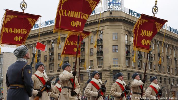 People marching with Soviet-style banners (picture-alliance/dpa/TASS/D. Rogulin)