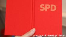 ARCHIV - ILLUSTRATION - Ein SPD-Parteibuch, aufgenommen am 25.11.2008 in München (Oberbayern). Foto: Andreas Gebert/dpa (zu dpa «Weise Entscheidung: 91-jährige Potsdamerin tritt in SPD ein» vom 28.10.2013) +++(c) dpa - Bildfunk+++ | Verwendung weltweit