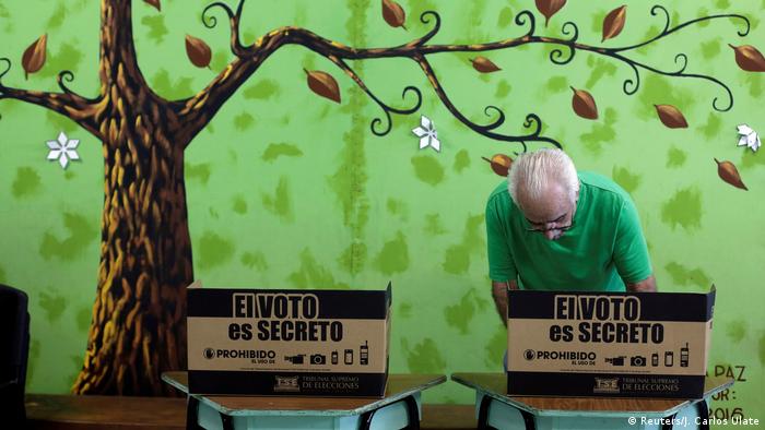 Foto simbólica de una persona que vota en las elecciones de 2018 de Costa Rica