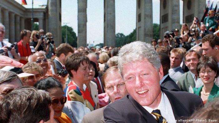 Президент США Билл Клинтон у Бранденбургских ворот в Берлине