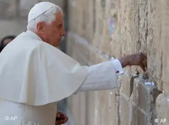 教皇在耶路撒冷的“哭墙”前