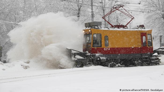 Clearing a tramway track of snow in Moscow (picture-alliance/TASS/A. Geodakyan)