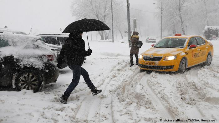 A taxi making its way during a snowfall (picture-alliance/TASS/A. Geodakyan)