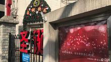 31.01.2017+++Nanjing, China+++
Das Foto zeigt die offizielle evangelische Kirche in der chinesischen Stadt Nanjing an der Jiangsu-Straße. Die Schriften bedeuten: Segen für das Neujahr. Weihnachten, Auf dem Plakat: In ihm war das Leben, und das Leben war das Licht der Menschen. Bibel Johannes Kapitel 1, Satz 4.