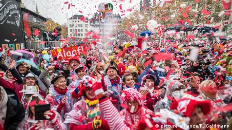 Germany, Cologne, carnival, carnival parade on Shrove Tuesday in the  district Nippes. Deutschland, Koeln, Karneval, Karnevalsumzug am  Veilchendiens Stock Photo - Alamy