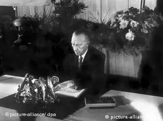 资料图片：1949年5月23日，联邦德国第一任总理康拉德.阿登纳在《联邦德国基本法》上签字，联邦德国随即成立。