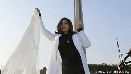 В Иран демонстративното неносене на забрадки все още е много