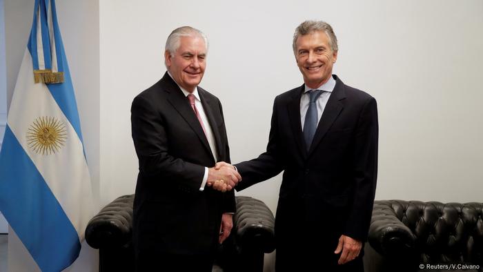 Rex Tillerson zusammen mit Argentiniens Präsident Mauricio Macri (Reuters/V.Caivano)