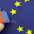 Aus EU-Fahne wird Stern ausradiert, Symbolfoto Brexit