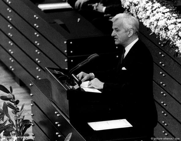Richard von Weizsäcker se adresa Bundestagului în 1985, la 8 mai