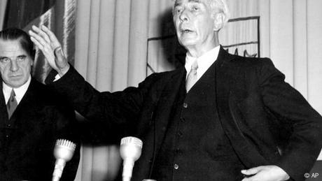 
No convertido aún en el primer presidente de Alemania, Theodor Heuss pronuncia el 8 de mayo de 1949 durante el anuncio de la Ley Fundamental las siguientes palabras: En el fondo, este 8 de mayo alberga la paradoja más trágica y cuestionable para cada uno de nosotros. ¿Por qué razón? Porque hemos sido liberados y aniquilados al mismo tiempo.
