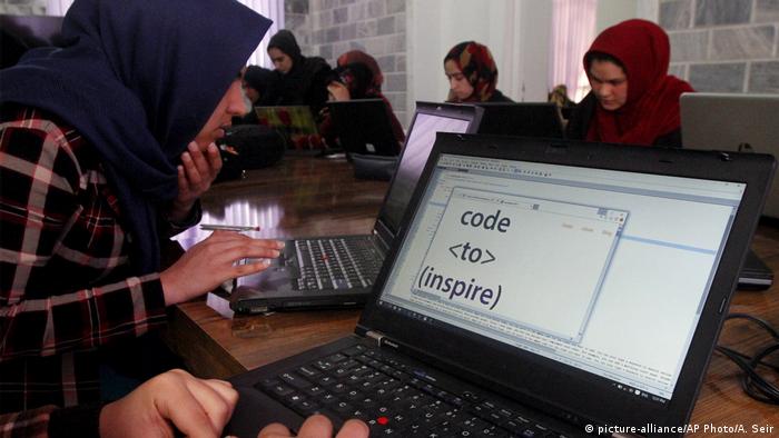 Afghanistan Programmiererinnen Code to Inspire (picture-alliance/AP Photo/A. Seir)