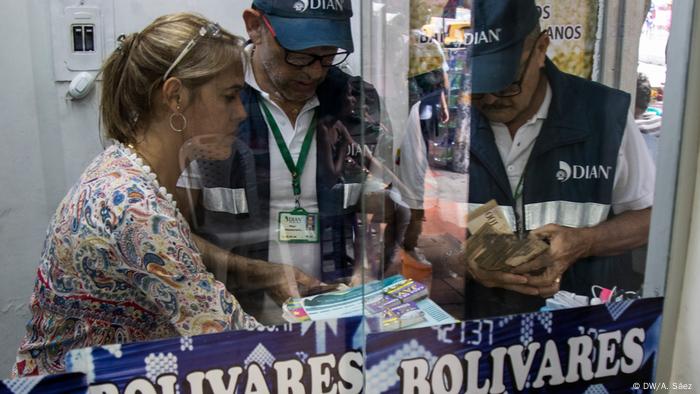 Kolumbien Cúcuta Grenze Venezuela | Cúcuta - Geldwechsel (DW/A. Sáez )